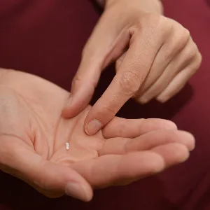 Homöopathische Globuli in der Hand