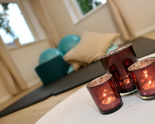 Kerzen und Matten im Kursraum für die Babymassage