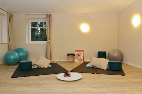 Kursraum mit Gymnastikbällen und Matten für den Geburtsvorbereitungskurs